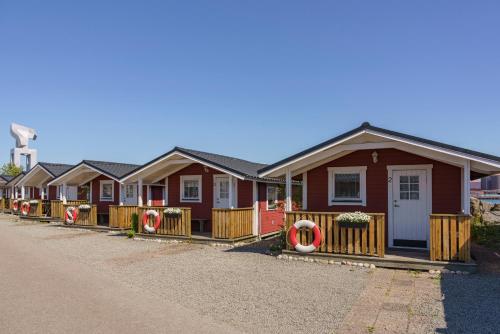 a row of houses parked in a row at Femöre Marina in Oxelösund