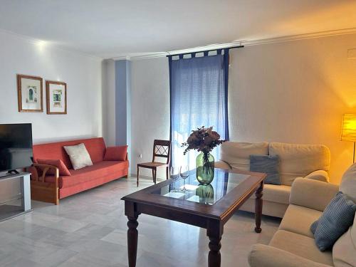 sala de estar con sofá y mesa de centro en Encantador piso en Villafranca de Córdoba, en Villafranca de Córdoba