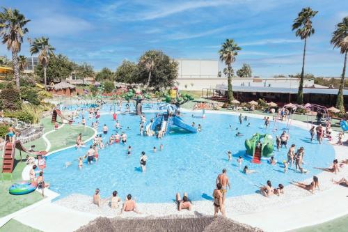 un grupo de personas en una piscina en un parque acuático en Encantador piso en Villafranca de Córdoba, en Villafranca de Córdoba