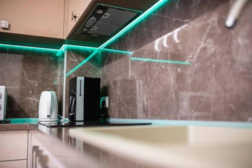 une cuisine avec des feux verts sur un comptoir dans l'établissement Grand Karavel Top Center Lux Apartment, à Varna