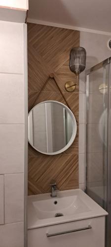 a bathroom with a sink and a mirror at Apartament w Gdańsku 1 km od plaży in Gdańsk
