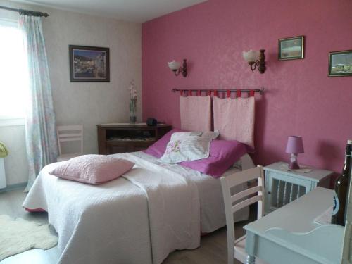Cousancelles的住宿－Guestroom Cousances-les-Forges, 1 pièce, 2 personnes - FR-1-585-123，一间卧室配有一张床和粉红色的墙壁