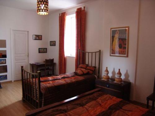 1 dormitorio con 2 camas y ventana en Guestroom Montigny-lès-Vaucouleurs, 1 pièce, 2 personnes - FR-1-585-121, en Houdelaincourt