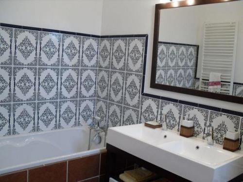 La salle de bains est pourvue d'une baignoire, d'un lavabo et d'un miroir. dans l'établissement Guestroom Montigny-lès-Vaucouleurs, 1 pièce, 3 personnes - FR-1-585-110, à Houdelaincourt
