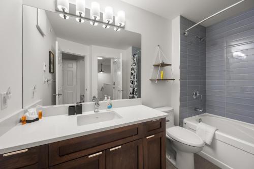 une salle de bain avec un lavabo, des toilettes et un miroir dans l'établissement Stoney Creek Northstar by Whistler Premier, à Whistler