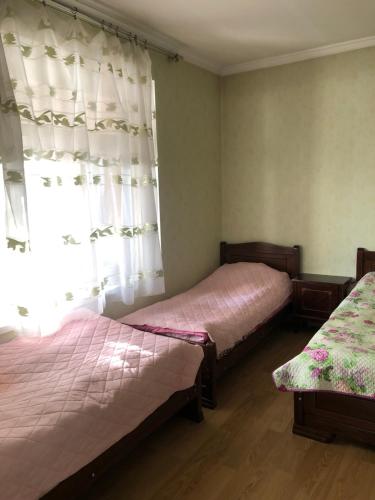 Un pat sau paturi într-o cameră la bakuriani home