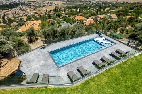Πισίνα στο ή κοντά στο Hameiri Estate