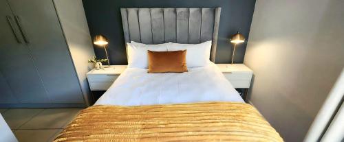 1 dormitorio con 1 cama grande y 2 mesitas de noche en Staycation Sandton Apartment, en Johannesburgo