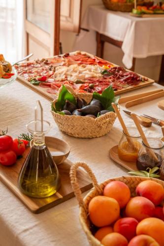 a table with two pizzas and baskets of tomatoes and vegetables at Can Moio Turismo de Interior in Montuiri
