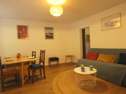 un salon avec un canapé et une table dans l'établissement Appartement tout confort 3 pièces avec terrasse et wifi, face aux Thermes de Luchon - FR-1-313-225, à Luchon