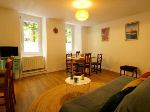 un salon avec un canapé, une table et des chaises dans l'établissement Appartement tout confort 3 pièces avec terrasse et wifi, face aux Thermes de Luchon - FR-1-313-225, à Luchon