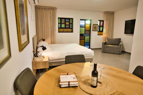 Ένα ή περισσότερα κρεβάτια σε δωμάτιο στο Hameiri Estate