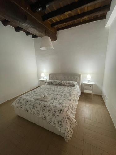 una camera con un letto e due tavoli con lampade di AG GUEST HOUSE a Viterbo