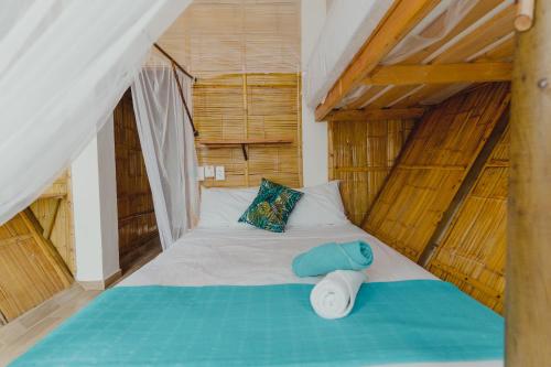 Una cama o camas en una habitación de UUTTAAKA Eco-Hotel