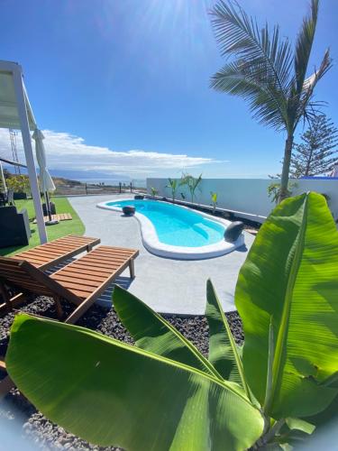 - une piscine avec vue sur l'océan dans l'établissement Tagoro Sunset View & Heated Pool Tenerife, à Santa Cruz de Tenerife