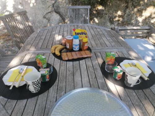 パトリモニオにあるHacienda chambre avec petit déjeuner inclusのピクニックテーブル(食べ物、飲み物のトレイ付)