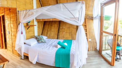 Una cama o camas en una habitación de UUTTAAKA Eco-Hotel
