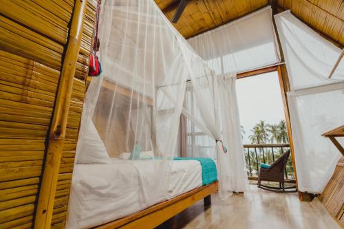 Una cama o camas en una habitación de UUTTAAKA Eco-Hotel