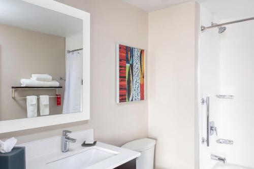 ein weißes Badezimmer mit einem Waschbecken und einem Spiegel in der Unterkunft TownePlace Suites El Paso North in Sunrise Acres