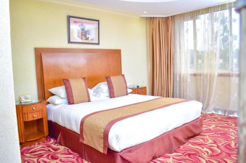 Łóżko lub łóżka w pokoju w obiekcie Mbale Resort Hotel