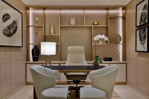 TV a/nebo společenská místnost v ubytování The St. Regis Dubai, The Palm