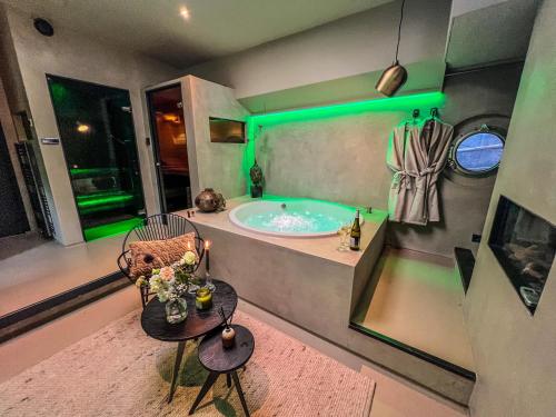 Фотография из галереи Boat & Boost Amsterdam в Амстердаме