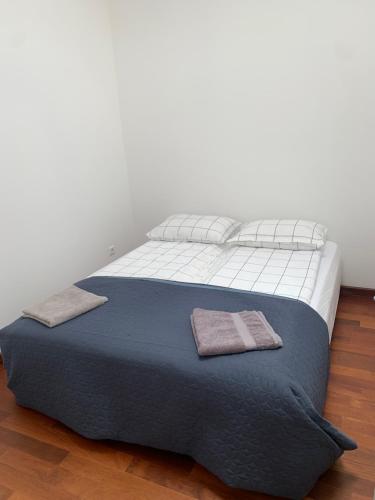 1 cama grande con 2 almohadas encima en My scandinavian home, en Sarajevo