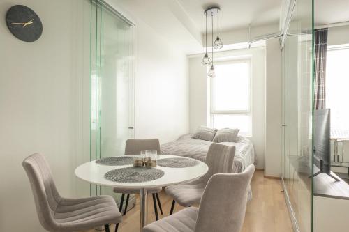 a dining room with a table and chairs at Tampere Kannen Topaasi - Apartment by the Nokia Arena in Tampere