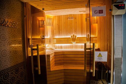 una sauna de madera con bañera en un edificio en Hayat Samarkand en Samarcanda