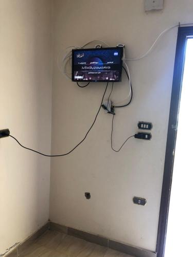 a room with a tv on the wall at شقة مصيفية بدمياط الجديدة قريبة من الشاطئ والخدمات in Dumyāţ al Jadīdah
