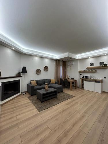 ein Wohnzimmer mit einem Sofa und einem Tisch in der Unterkunft La casa di Asia in Lamezia Terme