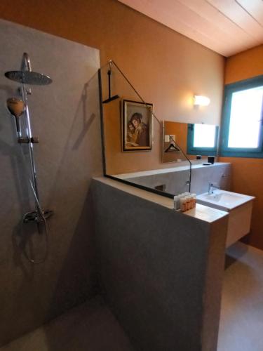 uma casa de banho com um chuveiro, um lavatório e um chuveiro em Apartment Rustico em Ancient Epidavros