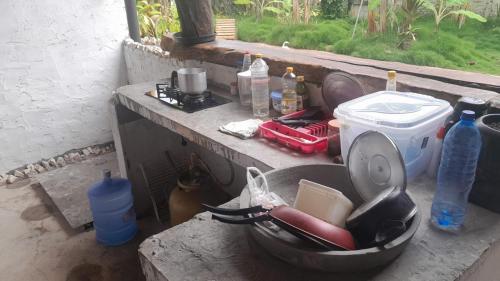 un comptoir de cuisine avec un évier et une fenêtre dans l'établissement Pousada Rainha das Águas, à Ilhéus