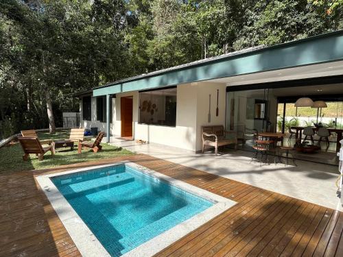 Πισίνα στο ή κοντά στο Casa 08 Floresta Boa Vista - Piscina Privativa e Lounge com Deck em Meio à Natureza