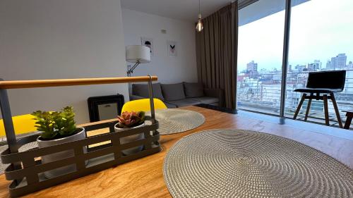 uma sala de estar com vista para a cidade em Departamento moderno en Rosario calidad & ubicación em Rosário
