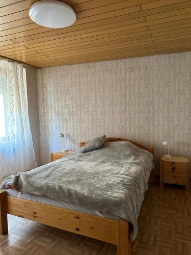 ゼンハイムにあるFerienwohnung Vogtei7の木製の天井が特徴のベッドルーム1室(ベッド1台付)
