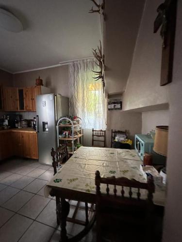 森海姆的住宿－Ferienwohnung Vogtei7，厨房配有桌子和冰箱