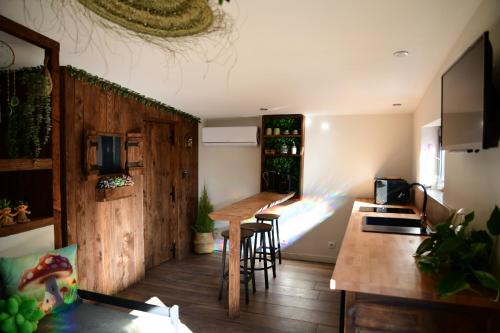 Cette chambre comprend une table et des chaises. dans l'établissement Le Mas de la Pouzolle, à Le Garn