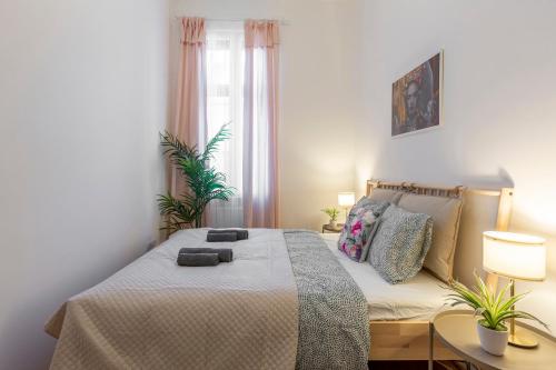 um quarto com uma cama com duas toalhas em Central Gozsdu Apartment in the Party Street em Budapeste
