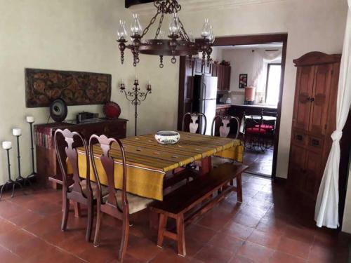 een eetkamer met een houten tafel en stoelen bij Casa Antigua in San Cristóbal El Bajo