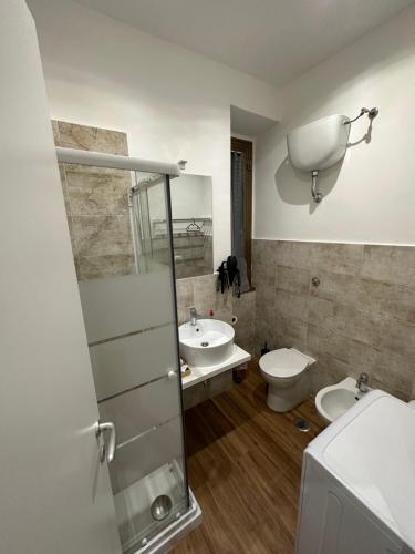 łazienka z toaletą i umywalką w obiekcie Moderno appartamento Cornelia-San Pietro con Giardino w Rzymie