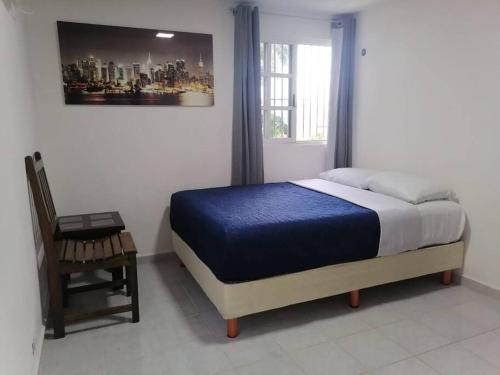 1 dormitorio con 1 cama, 1 silla y 1 ventana en Departamento Centro Cancún SM 29, en Cancún