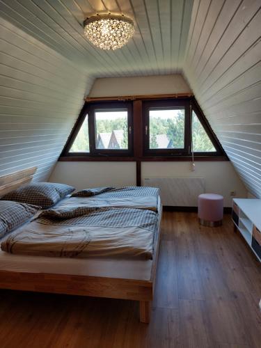 um quarto com 2 camas num sótão em Chalet 32 em Nagel