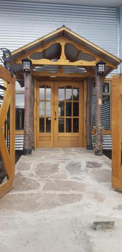 Η πρόσοψη ή η είσοδος του Hostal Lago Cóndor