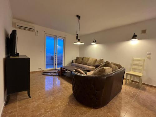 een woonkamer met een bank, een tafel en een stoel bij Serena in Bijela