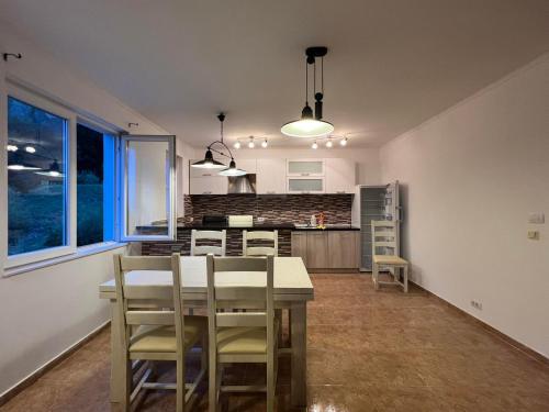 uma cozinha e sala de jantar com mesa e cadeiras em Serena em Bijela
