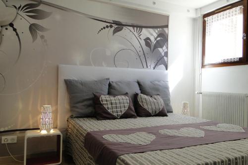 una camera da letto con un letto con due cuori sopra di Gîte 1805Bis Montagnes du Jura avec Spa et Sauna classé 3 étoiles a Foncine-le-Haut