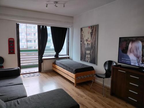 1 dormitorio con cama y ventana grande en apartment in great location, en Helsinki