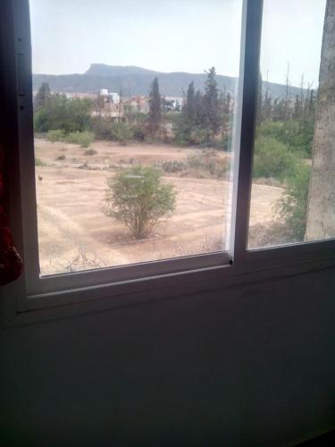 - une fenêtre avec vue sur le désert dans l'établissement Maison au pied d une petite colline pas loin de la ville, à Berkane