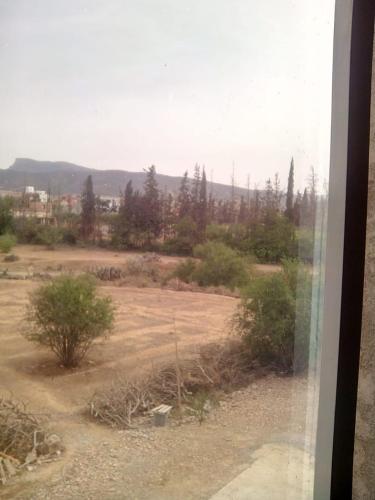 - une vue sur un champ depuis une fenêtre dans l'établissement Maison au pied d une petite colline pas loin de la ville, à Berkane